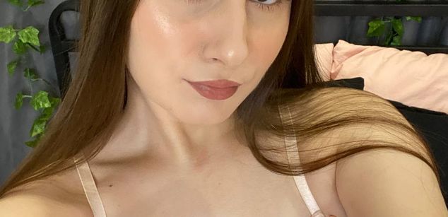 Model - EllenBennet smoking