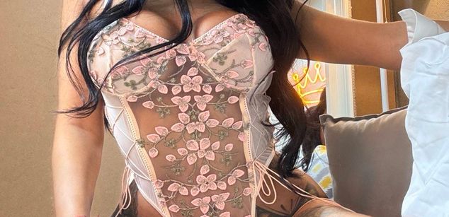 Model - kimberry brunette