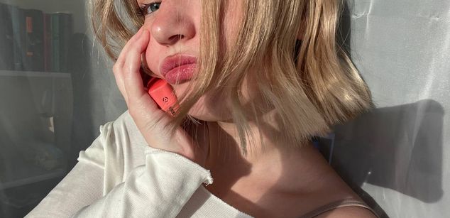 Model - selenamoon young