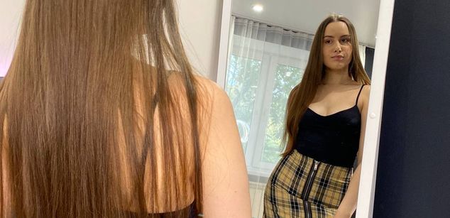 Model - EllenBennet smoking