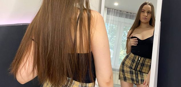 Model - EllenBennet smoking