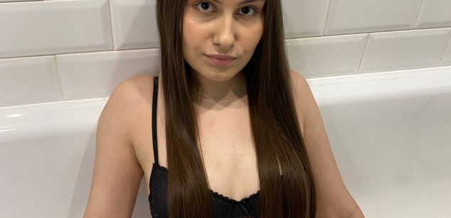 Model - EllenBennet smoking