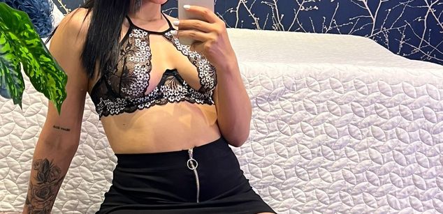 Model - Mollie Bennet cum