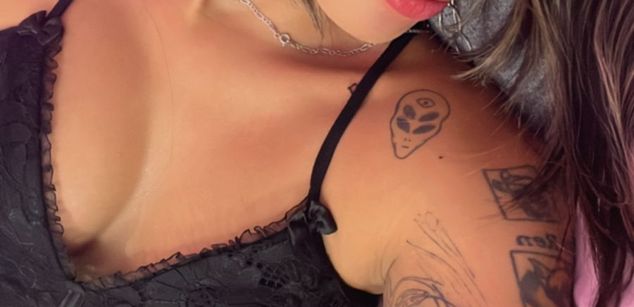 Model - DeuxGold joi