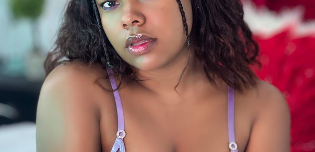 Model - sarah kingstone brunette