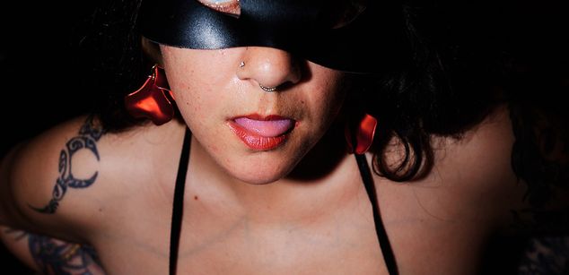 Model - Carlina bigass