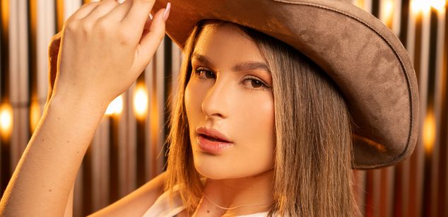 Model - Ariadna Martinez petite