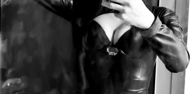 Model - Eva Barker footworship