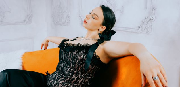 Model - Luna Night feet