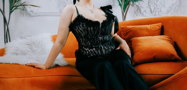 Model - Luna Night feet