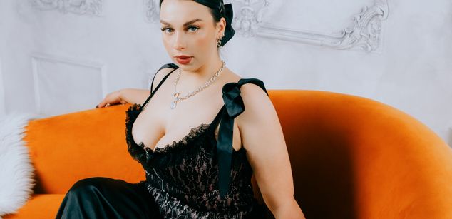 Model - Luna Night feet