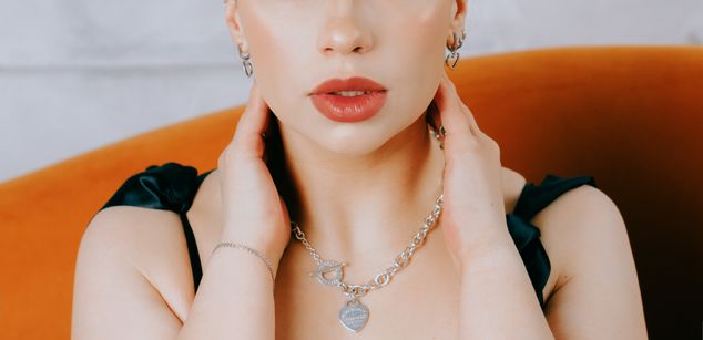 Model - Luna Night feet