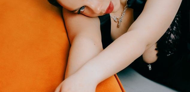 Model - Luna Night feet