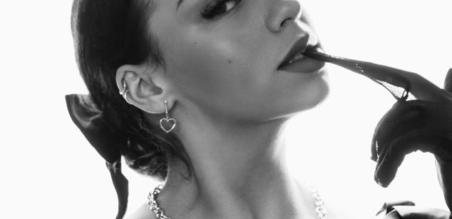 Model - Luna Night feet