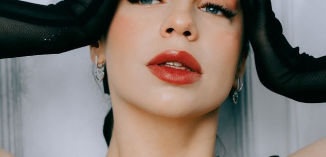 Model - Luna Night feet