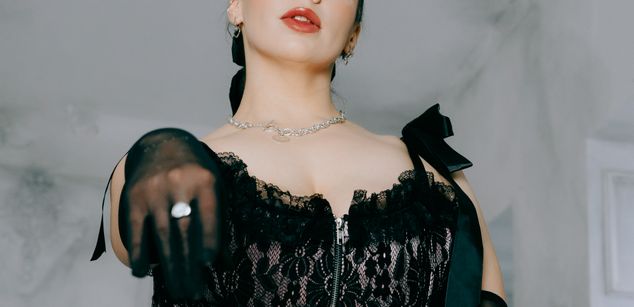 Model - Luna Night feet