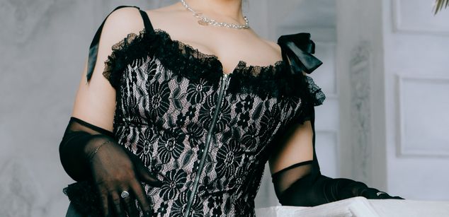 Model - Luna Night feet