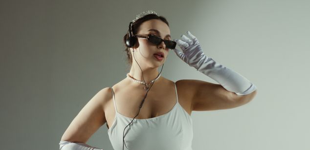 Model - Luna Night feet