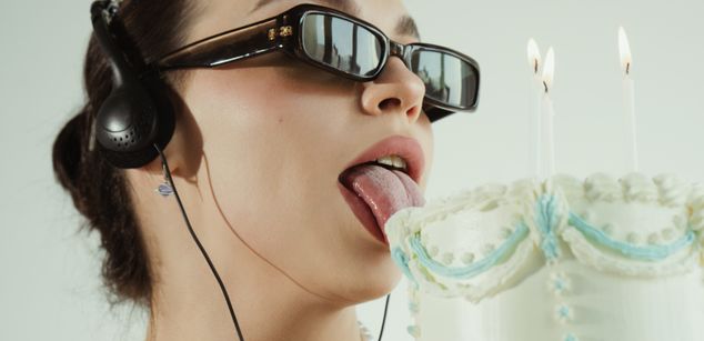 Model - Luna Night feet