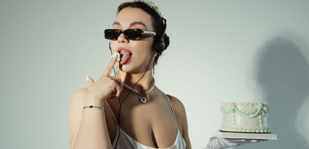 Model - Luna Night feet