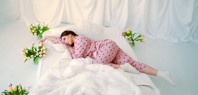 Model - Luna Night feet