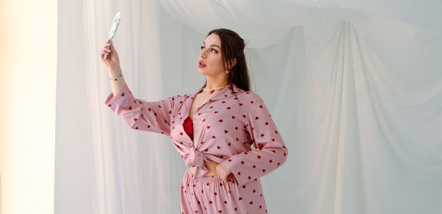 Model - Luna Night feet