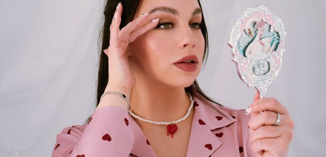 Model - Luna Night feet