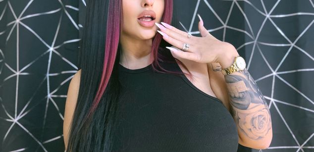 Model - Jessie brunette