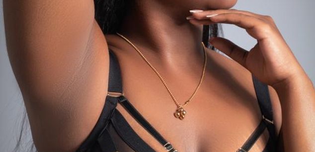 Model - SARAH JONES HIPSBIG