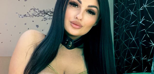 Model - Jessie brunette