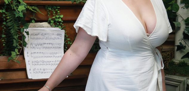 Model - Luna Night feet