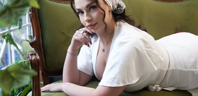 Model - Luna Night feet