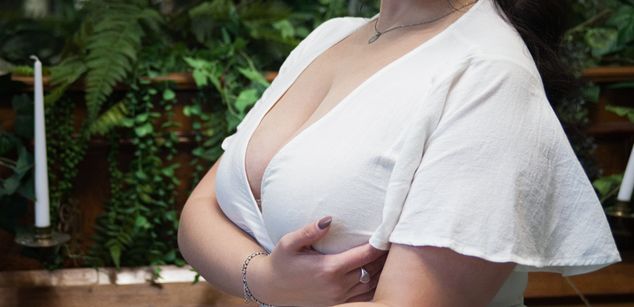 Model - Luna Night feet