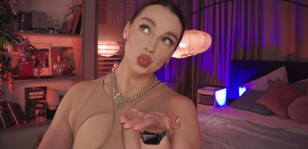 Model - Luna Night feet