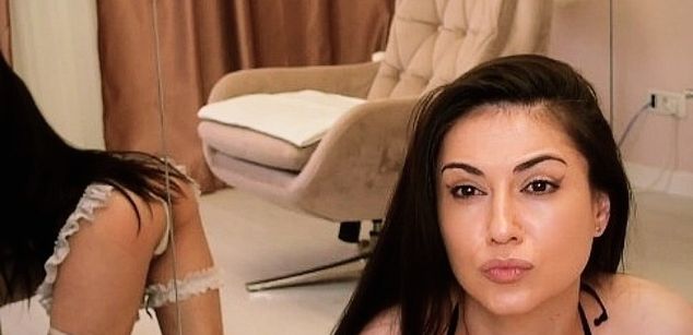 Model - OliviaSway kinky