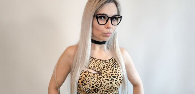 Model - Goddess Barbie Femdom Hottie joi