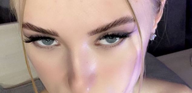 Model - Stacy_River petite