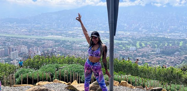 Model - EllaRose squirt