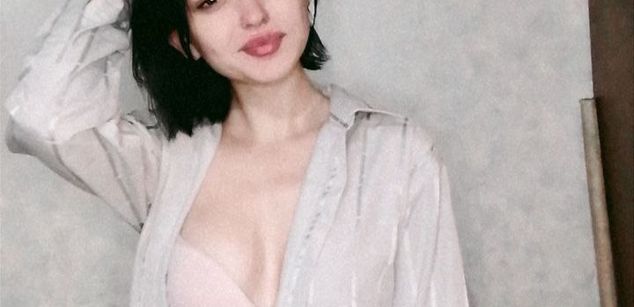 Model - LucyGoldi joi