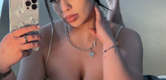 Model - Luna Night feet