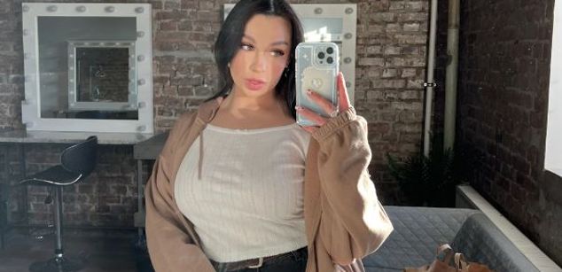 Model - Luna Night feet