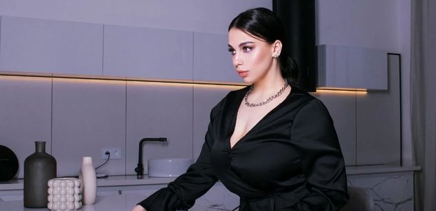 Model - Luna Night feet