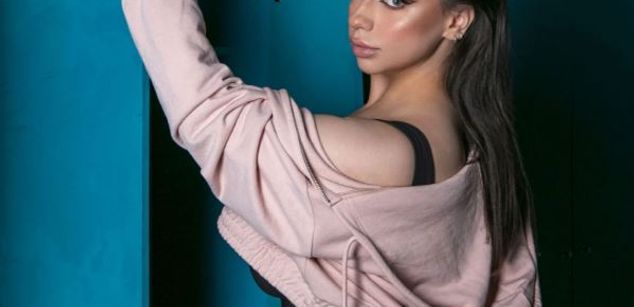 Model - Luna Night feet