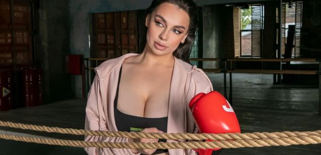 Model - Luna Night feet