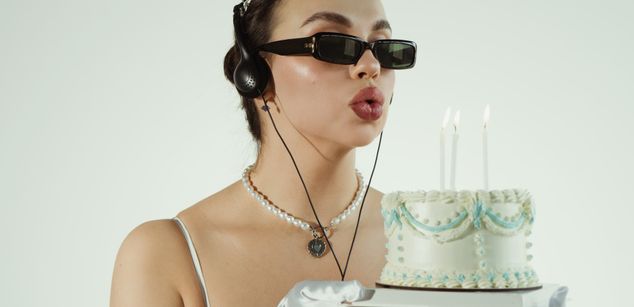 Model - Luna Night feet