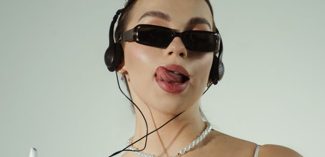 Model - Luna Night feet