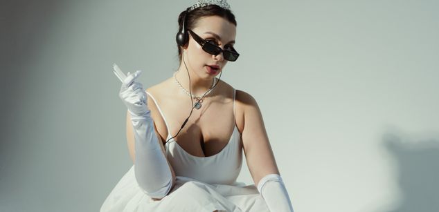 Model - Luna Night feet