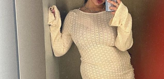 Model - Luna Night feet