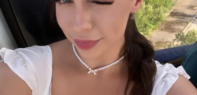 Model - Luna Night feet