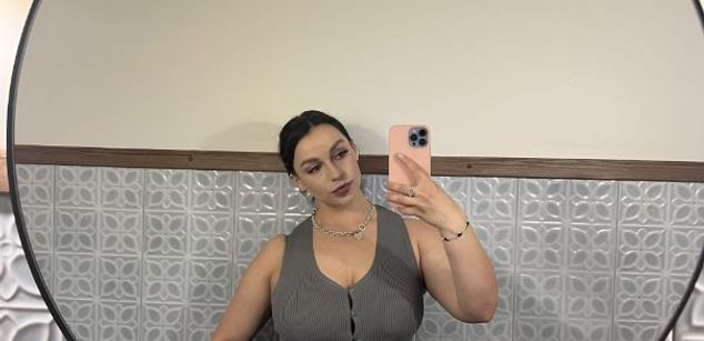 Model - Luna Night feet